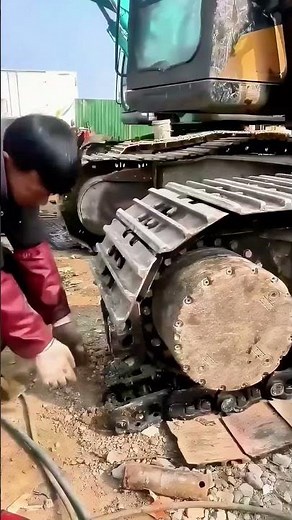 Excavator Track Repair: Workers Use Tools to Fix Issues Quickly