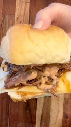Slow Cooker Roast Beef Sandwiches #sandwich #roastbeef #beef #slowcookerrecipe #yummyfood