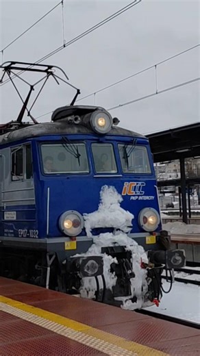 EP07-1032 ze składem ic rybak wyjeżdża z gdyni głównej w strone szczecina