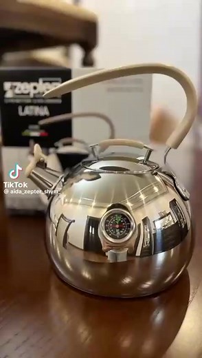 " براد. سبتر لاتينا" مزود بالثيرمو كونترول هو عباره عن داءرتين لدرجات الحراره الدائره الداخليه هي التى نتابعها عند الغليان لان عند كل درجة حراره مناسبه لنوع شاي معين 🌹مثل اقصي استفاده للشاي الاخضر عند 60 ولكن لنا حرية الاختيار حسب المفضل لينا فهو براد شاي او غلايه صحيه والاهم 👈قواعد الاستخدام اول مره لابد من ازالة الطبقه الشمعيه مزود بصفاره إنذار للتنبيه عند درجه الغليان مرفق مع المنتج كتيب لكيفيه الاستخدام لا يدخل غسالة الاطباق لانه مزود بثريمو كنترول سعة 2.4 لتر قاعده TF 🌹 براد سبتر لاتينا 