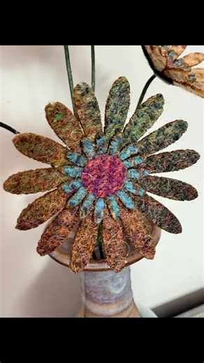 Wow — that didn’t take long! ⚡ The first Livingstone Daisies sold out in no time, but don’t worry if you missed out… I’ve got more! I have synaesthesia. That’s just how my brain works, and I’m absolutely fine with that 💐🎨. Some colours are tastier than others! 😋 I found the unassembled parts hiding in my studio earlier today, so these new assembled ones are ready to go. Loosely tied, gift-wrapped, and full of delicious, mouthwatering colours — once they’re gone, they’re gone! ✨ Link in bio to