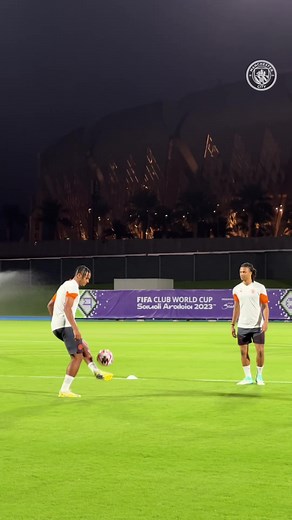 A little bit of two-touch… until Kyle Walker turns it into ‘six-touch’! 🤣🕺 | Manchester City