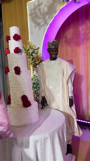 Khalifa had to call his wife with all the romantic names so they could cut the cake but she didn’t like the names and yace wlh yayi mata 😂 . @mc_hafcee @planet360events @theafficentng @djstan9ja @ischokeofficial @supreme_ushers.ng . #theladyonthemic #theeventchieftess #mchafcee #couple #arewafamilyweddings