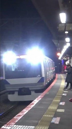 春の常磐線 夜の龍ケ崎市駅に到着してくる上りE531系の列車後方よりの位置