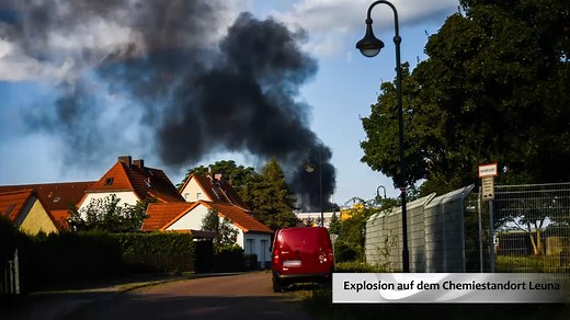 Im Chemiepark Leuna kam es zu einer Explosion im Bereich von Linde. Dunkler Rauch und Flammen sorgten für Aufregung. Ein Polizeihubschrauber kontrolliert die Situation von oben, Mitarbeiter wurden in Sicherheit gebracht. | Mitteldeutsche Zeitung