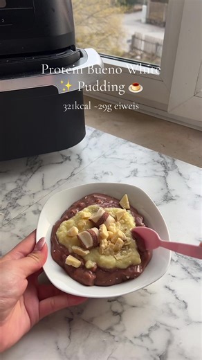 Protein Bueno White Pudding 😋🍮 Süßes genießen ohne Verzicht✨ Zutaten: -200g Ehrmann Protein Pudding Hazelnut -50g Ehrmann Protein Pudding Vanille -1 Reiswaffel -1/2 Kinder Bueno White -1 Stück Protein White Crisp Nährwerte: 321kcal | 29g Eiweis | 27g KH | 10g Fett #HighProtein #LowCalorie #Bueno #proteinpuddings #Foryou