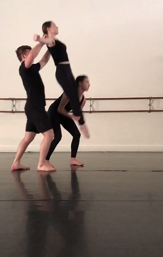 👀Witness the beauty of contemporary lifts with #acrobaticartstiktok Looking for more?!? Check out the #AcrobaticArts #AcroDance Resource Centre! #grouplifts #acroskills #partnerwork #dancechoreo