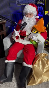 Muchas Gracias a Santa 🎅 por su Visita en el Podcast, pronto estara visitando a quienes se portaron bien este año🤗 Yo no debi preguntar si estaba en esa lista 😒 🤷🏻‍♂️ #chillinconloscompas #podcast #Youtube #navidad #Christmas #santaclaus #chillinconelozz #ozzbarbaroja | Chillin Con Los Compas