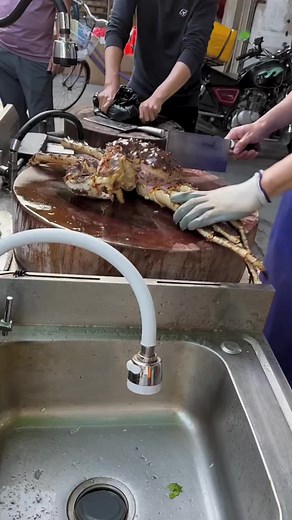 Mastering Crab Preparation Techniques at the Market