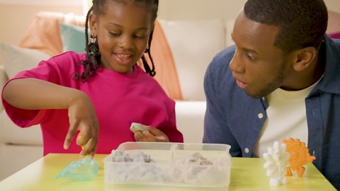 Kinetic Sand Splash, Water Play Sandbox with 12oz Color-Change Play Sand, 4 Molds & Tray (Amazon Exclusive), Sensory Toys, Holiday Gifts & Stocking Stuffers for Kids Ages 3 and up