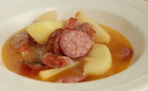 Krumpir gulaš s kobasicama | Fini Recepti by Crochef