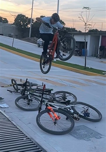 Volando 5 bicis! @Miguel_mtb @alberth__mtb @irlandermtb #ciclismo #extreme #inpiration #bmx #bicicleta . . El ciclismo es el deporte y actividad de moverse en bicicleta, abarcando desde el transporte y ejercicio recreativo hasta competencias profesionales en diversas modalidades como ruta, pista, montaña (MTB), BMX y ciclocross, destacándose por ser un ejercicio de bajo impacto, beneficioso para la salud, y un deporte olímpico con gran popularidad mundial. Definición General * Se define como la 