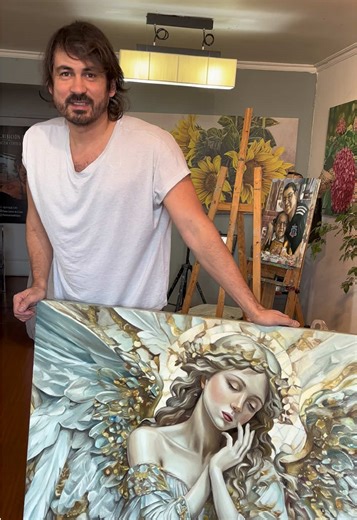 Melancolía Inspirado en las esculturas del Renacimiento, quise fusionar la delicadeza de la porcelana en su piel con la nobleza del mármol en el resto de la obra. Las alas, un poco más áspera sin pulir dejando rastros del cincel , están adornadas con detalles de piedras preciosas, como si fueran joyas vivientes. #ÁngelMelancolía #ArteRenacentista #Óleo #ArteSacro #Autocuidado