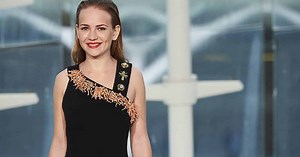 Girlboss: Britt Robertson è Sophia nel trailer e poster della serie Netflix