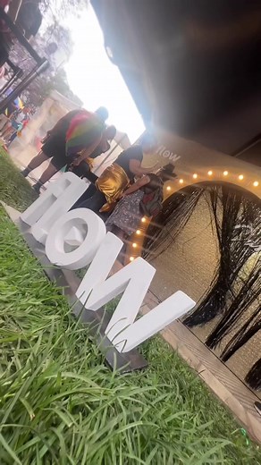 Cris Miró presente en la marcha. Un lugar puro y exclusivo para hacerte brillar como Cris 💖 . @Feca Klaus #marchadelorgulloar #CrisMiroElla #lgbt