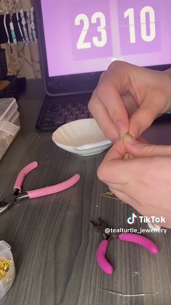 How did i do?#fyp #beads #beachvibes #beach #charms #claybeads #shells #smallbuisness #tealturtle #ocean #shellbracelet #h20 #getmeonthefyp #makemefamous #goviral #viralbuisness #likes