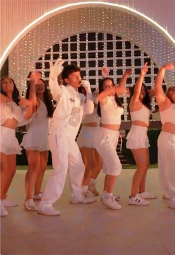 SIENTIENDOME EN EL #superbowl @Bad Bunny #badbunnypr #peru🇵🇪 💃DÁNDOLO TODO CON MIS CHICOS 🔥🔥🔥#reggaeton #show