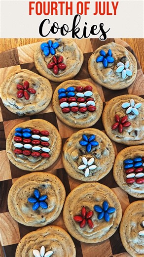 🇺🇸 M&M Flag & Firework Cookies 🎆 The sweetest way to celebrate the 4th of July! These chocolate chip cookies are topped with red, white, and blue M&M’s to create edible flags and fireworks that are as fun to make as they are to eat! 📋 Ingredients: • Chocolate chip cookies (store-bought or homemade) • Red, white, and blue M&M’s 👩‍🍳 Instructions: 1. Start with a batch of soft chocolate chip cookies. 2. Use red, white, and blue M&M’s to create flag designs 🇺🇸 or fireworks 💥 patterns on eac