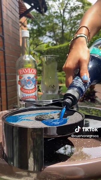 Para este fin de semana, nada mejor que coctelear con tu parche 😎. Les presentamos Laguna Azul, un coctel con base de Vodka y Curacao Azul 💙. #men #paracaballeros #regalos #malteada #food #coctel #vodka #curacao #cocktails #caliescali #cali #colombia