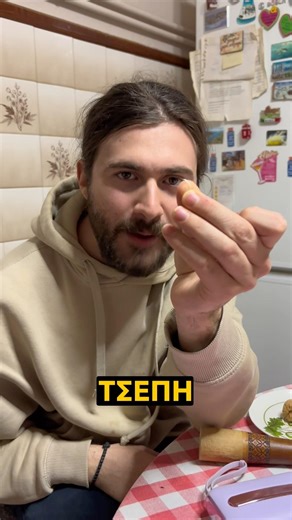 Ο γάτος βρήκε νύχι μέσα στην τσέπη του 😹