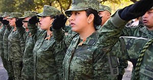 ¿Quién y cómo se hacen los uniformes militares en México?
