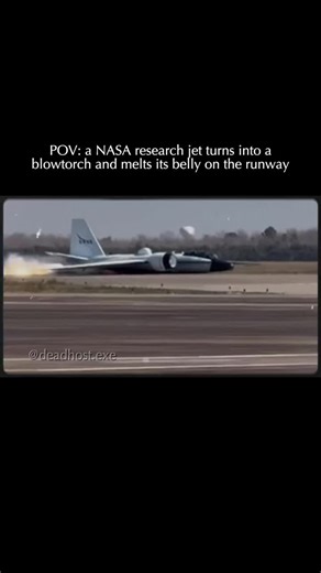 On January 27, 2026, a rare NASA WB-57 high-altitude research aircraft suffered a catastrophic mechanical failure while attempting to land at Ellington Airport in Houston, Texas. The aircraft, tail number NASA927, was returning from a training flight when the landing gear failed to deploy, forcing a terrifying gear-up landing. Witnesses at the scene recorded the moment the aircraft hit Runway 17R–35L, sending a massive trail of fire and white smoke into the air as the fuselage ground against the