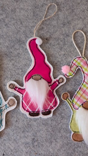 A Row of Festive Gnomes! Here’s a little peek at my finished gnome ornaments all lined up and ready for Christmas. Each one is appliquéd, freemotion stitched and finished with a fluffy beard, perfect for a cosy handmade tree this year. The pattern is now available on my Etsy shop https://helennewtonsews.etsy.com/listing/4409031434 and there is a printed & posted option too https://helennewtonsews.etsy.com/listing/4409038239 #helennewtonsews #GnomeForTheHolidays #handmadechristmas #gnomelove #gno