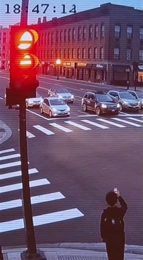 Traffic Light Sends Morse Code LOL