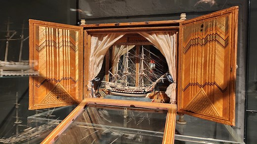 Im Internationalen Maritimen Museum Hamburg gibt es einen ganz besonderen Raum. Er wird verheißungsvoll die „Schatzkammer“ genannt. Zu Schiffsmodellen aus Gold, Silber und Elfenbein gesellen sich hier auch solche aus Knochen. Für den maritim orientierten Sammler stellen sie die „Königsbeute“ dar, die es zu schlagen gilt. Sie wurden vor über 200 Jahren von Kriegsgefangenen in England gebaut. Aber keine Angst, es waren keine Zwangsarbeiter und die Knochen waren auch nicht die ihrer gestorbenen Kam