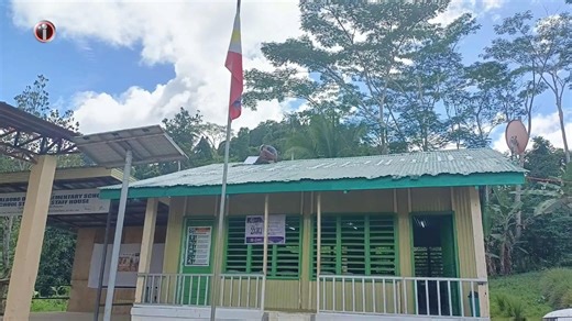 ISANG LIBLIB NA PAARALAN SA AGUSAN DEL NORTE, UNANG BESES NAGKAROON NG INTERNET CONNECTION? Isang paaralan sa Buenavista, Agusan del Norte ang patunay ng hamon ng edukasyon sa mga liblib na lugar. Bukod sa walang sementadong kalsada at malayong lakarin, limitado rin ang oportunidad na natatamasa ng mga estudyante rito. Ngunit nitong nakaraang taon, tila isang himala ang dumating nang makakabit sila ng internet sa tulong ng Department of Information and Communications Technology o DICT. Ano nga b