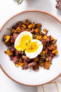 PRINT the recipe: https://www.wyseguide.com/corned-beef-sweet-potato-hash/ *NEW RECIPE* If you're like me and have leftover corned beef from St. Patrick's Day, then this is the perfect recipe to make! In all truth, this is diner food at its best but made all at home. Sweet potatoes and corned beef are sautéed together and topped with a perfect jammy egg! INGREDIENTS For the potatoes: - 2 lb sweet potatoes (about 2 sweet potatoes). washed and cut in 1/4-inch cubes - 1 1/2 tbsp olive oil - 1 tsp s