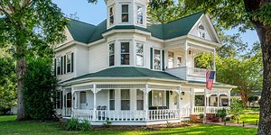 All About the Historic Home Style at the Heart of ‘Gilmore Girls’