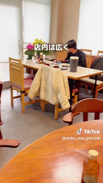 詳しいグルメ情報は @chiba_uma_gourmet から💁🏻🍣 『がっつり定食 久留実』 ・にんにく豚バラにんにく正油焼 ¥1200 (中ライス、ピザ風味春巻き) ———————————————————— 『がっつり定食 久留実』 🏠: 千葉県印旛郡酒々井町中川339 ⏰ : 11:00〜14:00、18:00〜20:00 🚗 : 駐車場有 🚃 :京成酒々井駅から徒歩2分 📞 : 043-379-0260 休 : 月曜日、火曜日 ———————————————————— 今回は地元の方に人気な定食屋さんに行ってきました。お店に近づくにつれてニンニクの良い香りが漂ってきました！ 今回は大人気の豚バラニンニク正油焼を注文。 ニンニクがこれでもか！と思うほどお肉の上にのっていますが、ベースの正油が結構あっさりしているので、しつこくない美味しさです。豚バラは、そこまで脂っこくなく、歯応えがちょうど良いので、パクパク食べれちゃいます。 メニューは、Aから1つBから1つ選び、ご飯のおかわりは1回までは無料です。 Bの小鉢はピザ風味春巻きを頂きました。春巻き自体がピンク色で中まで