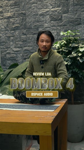 Review chi tiết JBL BoomBox 4 Thiết kế vừa vặn nhưng chắc tay, dễ xách đi chơi vào những ngày của năm mới, tụ họp gia đình hay mang ra ngoài trời. Điểm nhấn là đèn LED đặc trưng quanh biểu tượng “!” trên bass thụ động, vừa nổi bật vừa đúng chất JBL. Hệ thống âm thanh cao cấp với 2 woofer 5 inch 2 tweeter, kết hợp bass thụ động racetrack, cho tiếng bass sâu – lực – lan tỏa đều không gian. Công nghệ AI Sound Boost tự động tối ưu âm thanh, đặt ở đâu cũng hay, mở to vẫn sạch tiếng. Thời gian nghe nh