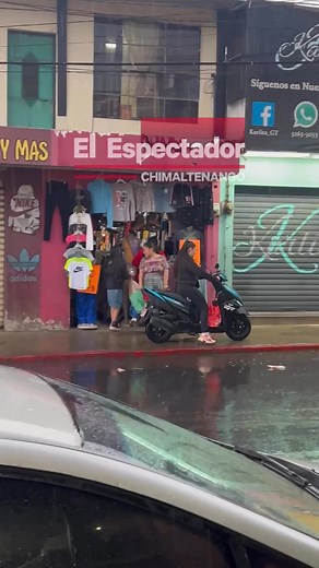 🚨 ¡Insólito! Mujer conduce motocicleta sobre la banqueta solo para no mojarse 😳💥 Un video compartido por un seguidor muestra una peligrosa imprudencia: una mujer manejando su moto tipo pasola encima de la banqueta, poniendo en riesgo a peatones y a ella misma. Según quien grabó, la conductora decidió subirse a la acera solo para evitar mojarse, ignorando completamente las normas de tránsito y el peligro que representaba. Este tipo de acciones no solo son ilegales, sino que pueden terminar en 