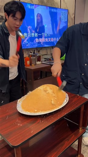 拿督雷智雄博士 Dato' Tony Looi Chee Hong on Instagram: "约了Jeff 陈浩然和大伟去古悦天吃饭。买中宁枸杞！#大伟x大豆"