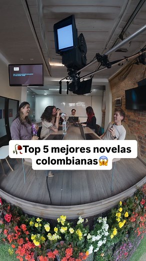 Holii on Instagram: "Están de acuerdo con nuestro TOP?﫢 Si quieren ver el video completo pueden verlo en YouTube❣️ Link en nuestra bio✌ #holiioficina #humorlatino #bogotá #holiipreguntas #bogotá #novelas #novelascolombianas #bettylafea"
