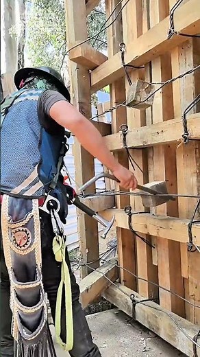 Keil einschlagen: Wie ein Hebel das Holz gegen den Beton presst