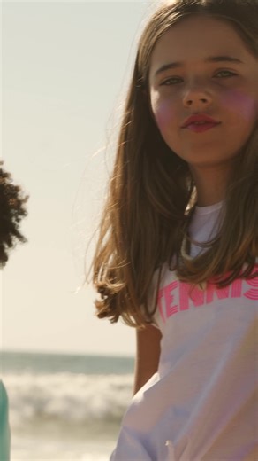 Chega o momento de respirar fundo. De reencontrar os amigos, de viver dias leves, soltos e felizes. Este é o verão deles — livre, colorido e cheio de histórias para contar. Já disponível em loja e em lanidor.com | Lanidor