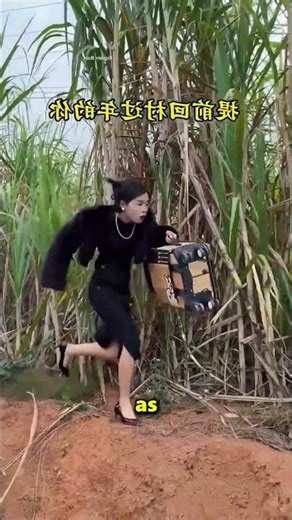 This Girl Managed to Get Home Without the Old Ladies Seeing Her 😮