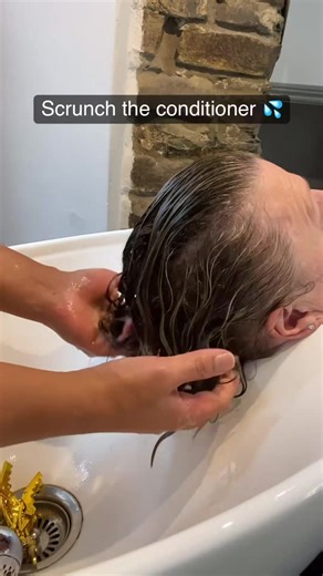 ⬇️ Root lift technique ✂️ ⬇️ My client has very soft fine curls that go flat on top, and doesn’t hold the curls very well. I gave my client a fuller shape and layered shorter on top. With styling, I didn’t want to weigh the curls down with too much products. I used Innersense volume lotion and Only curls volume mousse. Brush used : EZ Detangling brush Drier used : Dyson Supersonic *Sign up to my News letter for future appointments* All info is on my website www.cyrl.cymru Link in bio Entry: @hai