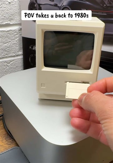 ✨Revisit 1980s with this retro Mctosh desktop clock , perfect for every desk who loves retro✨ #nostaliagia #retro #80sthrowback #retrotechnology #coolgadgets