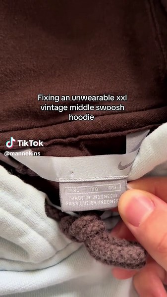 Would you wear this ? Fixing a vintage thrifted xxl Nike hoodie #vintagefashion #outfitinspo #thrifting