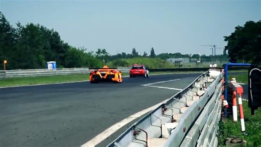 Gumpert Apollo chases Porsche 918 on track