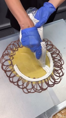 はらぺこグルメ日記【関西グルメ】 on Instagram: "超可愛いビジュアルのクレープが最高！ 店名：Kuppy Cafe 最寄り駅：豊明駅（愛知） マシュマロの小鳥が乗っていてクレープ生地が鳥の巣の様に作られたクレープ！ ナッツが入っていて塩気がほどよいアクセントになりチョコバナナとクリームとの相性抜群でした🐤 クッピーのお家チョコバナナクレープは900円でした！ 住所：愛知県豊明市西川町島原11-4 最寄り駅：豊明駅から車で6分 営業時間：12時から18時 定休日：月曜日 Cuppy's house chocolate banana crepe was 900 yen! Address: 11-4 Shimabara, Nishikawa-cho, Toyoake City, Aichi Prefecture Nearest station: 6 minutes by car from Toyoake Station Business hours: 12:00 to 18:00 Closed: Monday #愛知グルメ #豊明グルメ #クレープ"