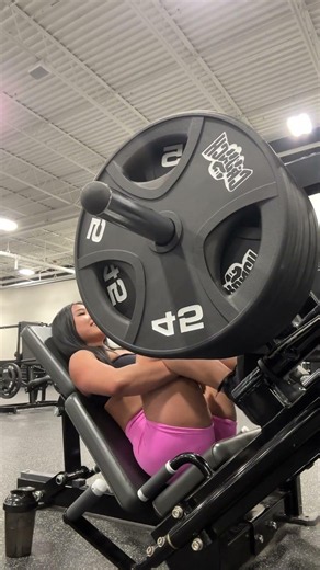 repping 5 plates leg press for gains 🔥