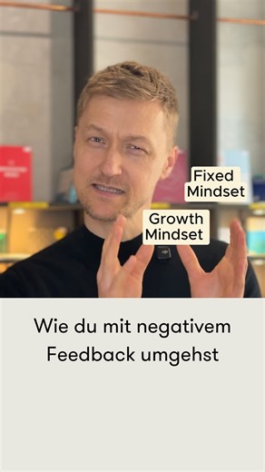 The School of Life Berlin on Instagram: "Feedback ist oft ein Mindset-Trigger. Es kann in uns entweder eine statische oder eine dynamische Haltung aktivieren. Viel hängt davon ab, wie der*die Feedbackgeber*in spricht: Wenn wir das Gefühl haben, dass nicht unser Verhalten, sondern unsere Person kritisiert wird, rutschen wir fast automatisch in eine starre, defensive Haltung. Gleichzeitig tragen wir eigene Trigger in uns – manche reichen bis in die Kindheit zurück, zu Erfahrungen, in denen es an A