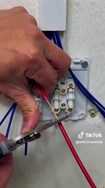 ¿Te gustaría aprender electricidad domiciliaria desde cero? 💡 Te regalamos 7 manuales gratuitos y acceso a una masterclass en vivo. Únete a nuestro grupo exclusivo de WhatsApp y comienza a adquirir nuevas habilidades hoy mismo. ¡Cupos limitados! Haz clic en el enlace de mi perfil para participar. 🚀 #ElectricidadDomiciliaria #electricidad #ClasesGratis