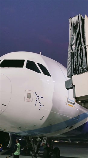 How does an aerobridge connect to the aircraft? | Airbus A-320 #airplane #aviation #viral #trending