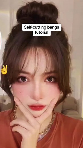 Self-cutting bangs tutorial #cutbangs #cutbangsathome #haircut #bangstutorial